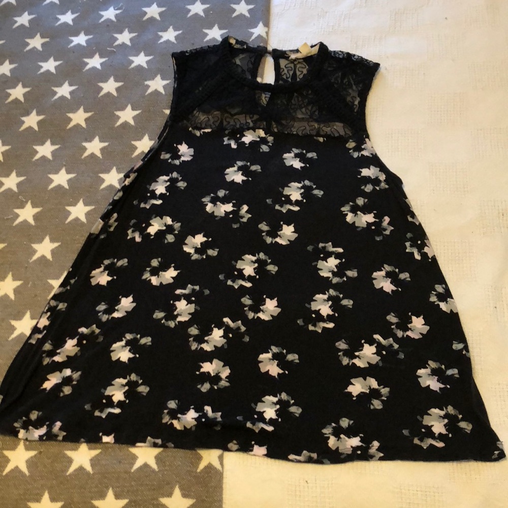Flowered black sleeveless top with lace details